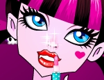 Play Free Draculaura's Sparkling Lipstick Makeup